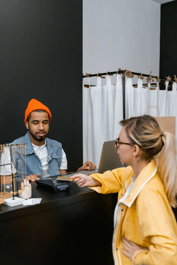 Cliente a pagar num terminal de um comerciante